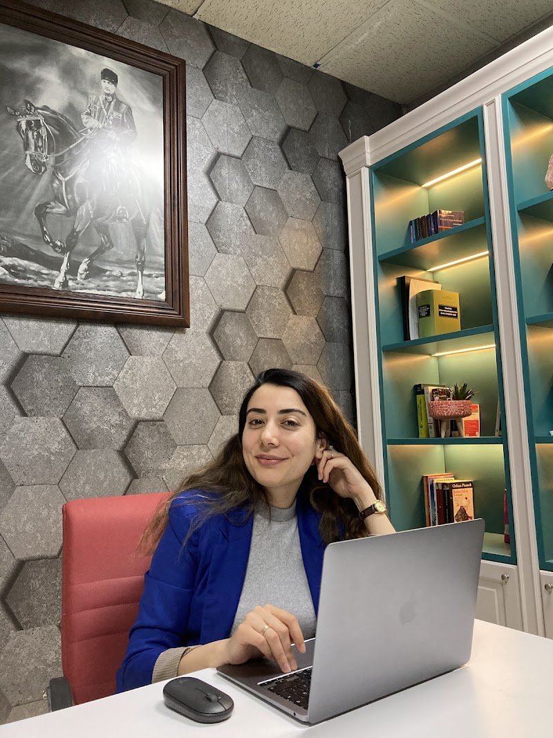 Avukat ve Arabulucu Özlem Akyüz Şirket